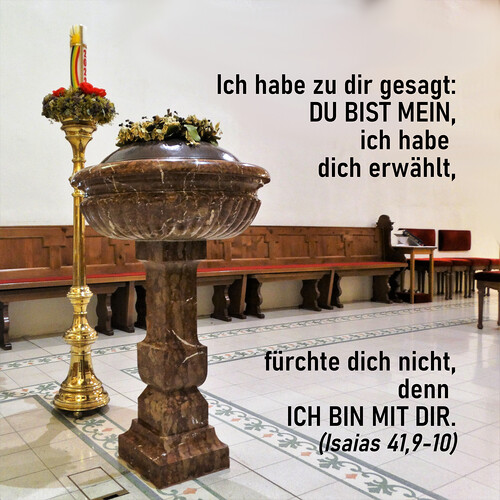 Taufbecken und Osterkerze